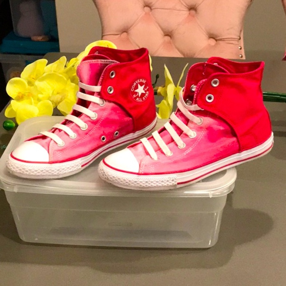 Kids sneakers with Velcro sides and permanent elastic shoestring